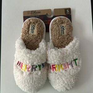 🎄Merry and Bright Holiday Slippers from Dearfoam🎄